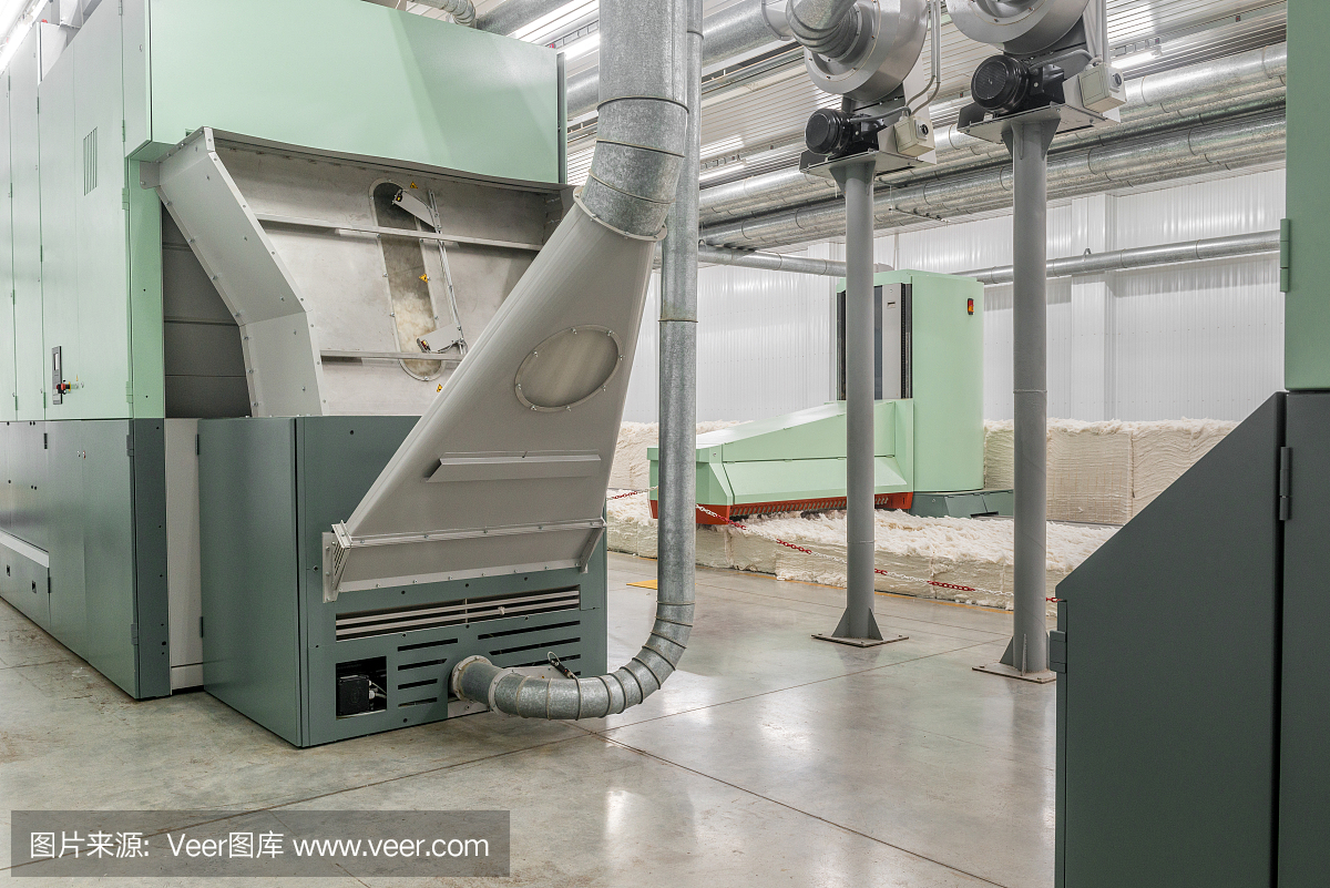 紡織廠的梳棉機(jī)