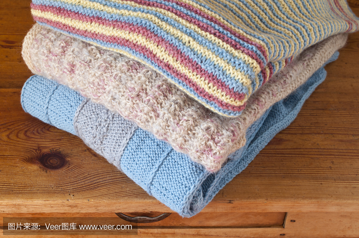 一大堆自制的毛織衣服